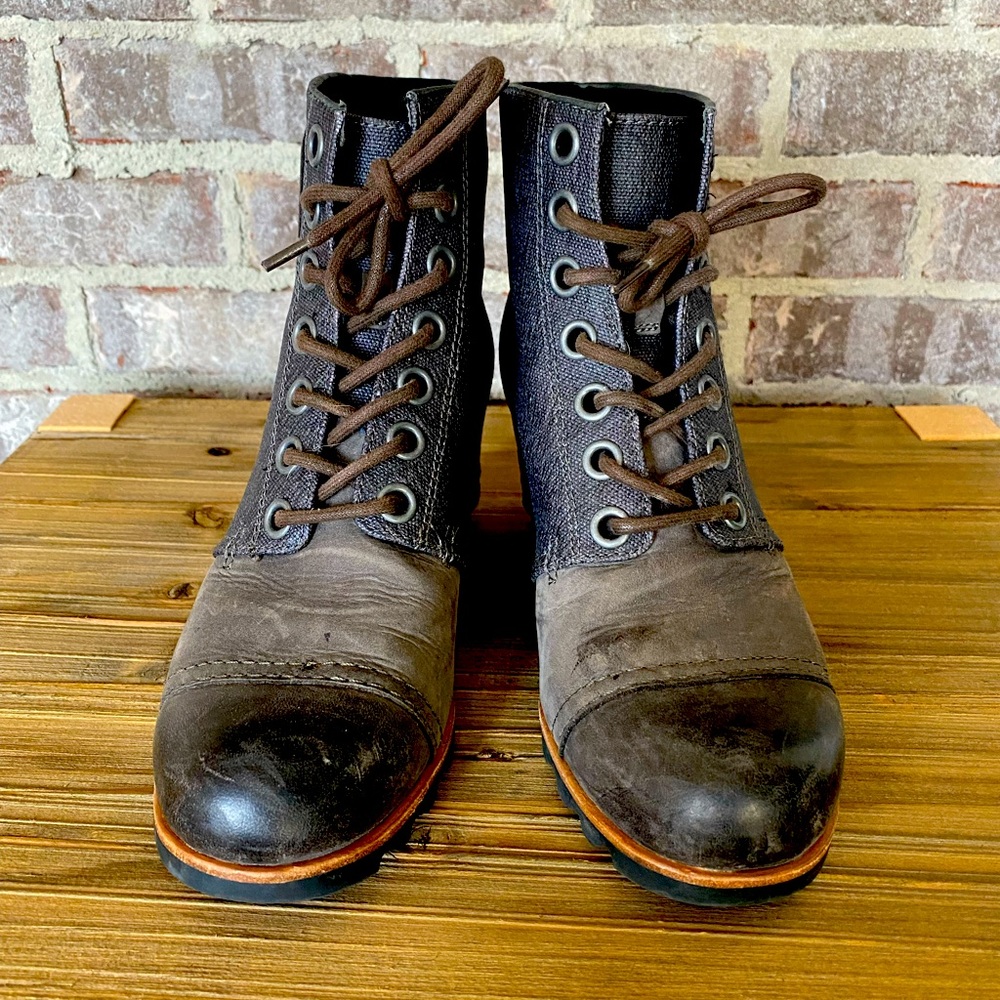 Sorel  all weather waterproof hidden wedge boot size 8 in like new condition